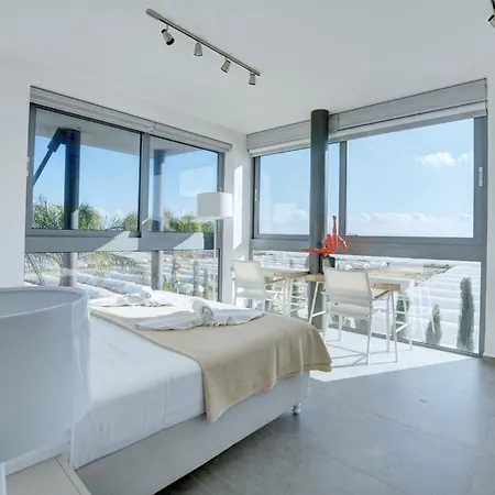Limni Dyo - Luxurious Contemporary 3 Bedroom With Sea Views And Hot Tub Paralimni