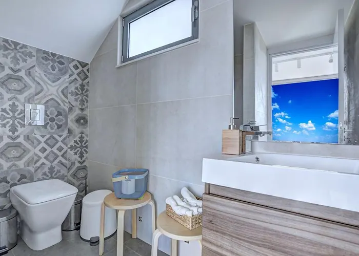 Vila Limni Dyo - Luxurious Contemporary 3 Bedroom With Sea Views And Hot Paralimni