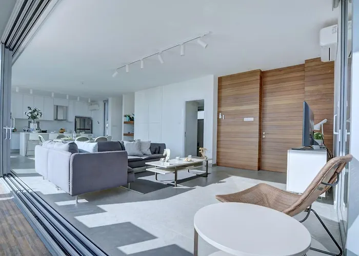 Limni Dyo - Luxurious Contemporary 3 Bedroom With Sea Views And Hot Vila Paralimni