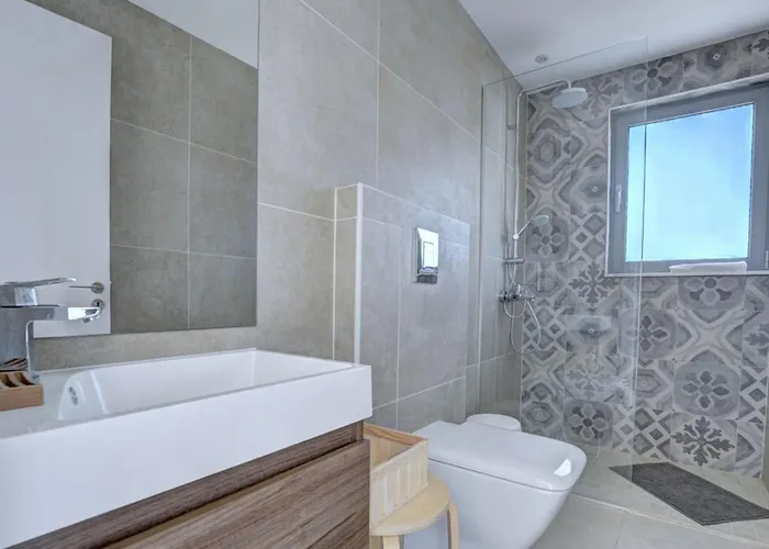 Vila Limni Dyo - Luxurious Contemporary 3 Bedroom With Sea Views And Hot